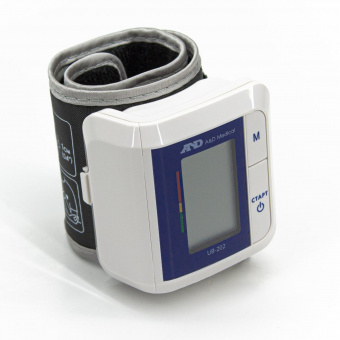Тонометр AND UB-202 на запястье